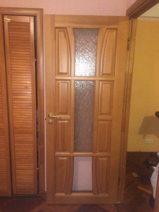Замена разбитого стекла в двери комнаты