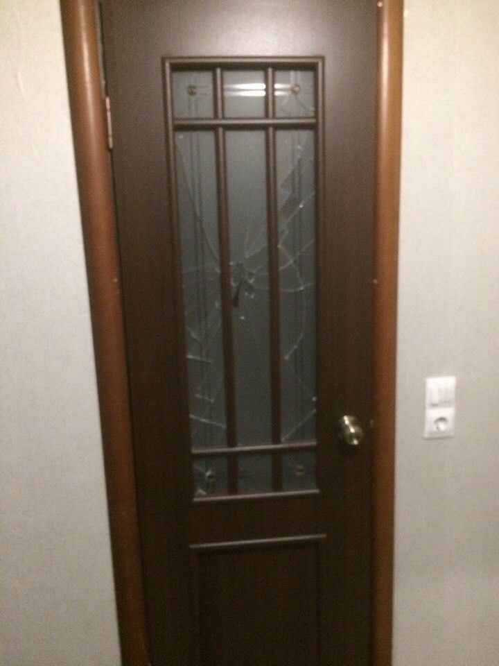 Замена разбитого стекла в двери туалета