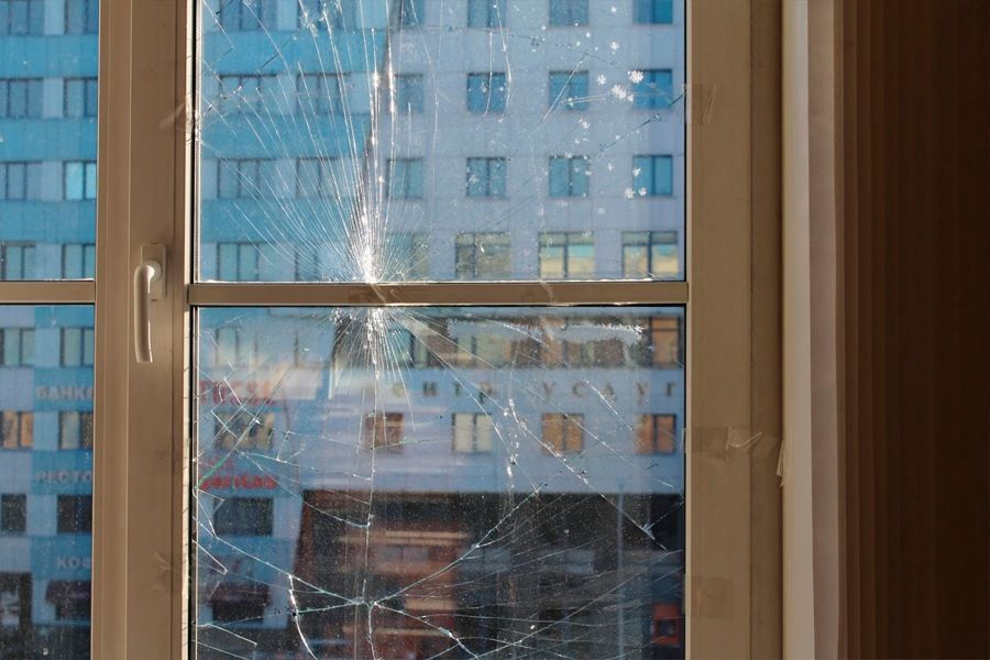 Замена разбитого стеклопакета в пластиковом окне СПб