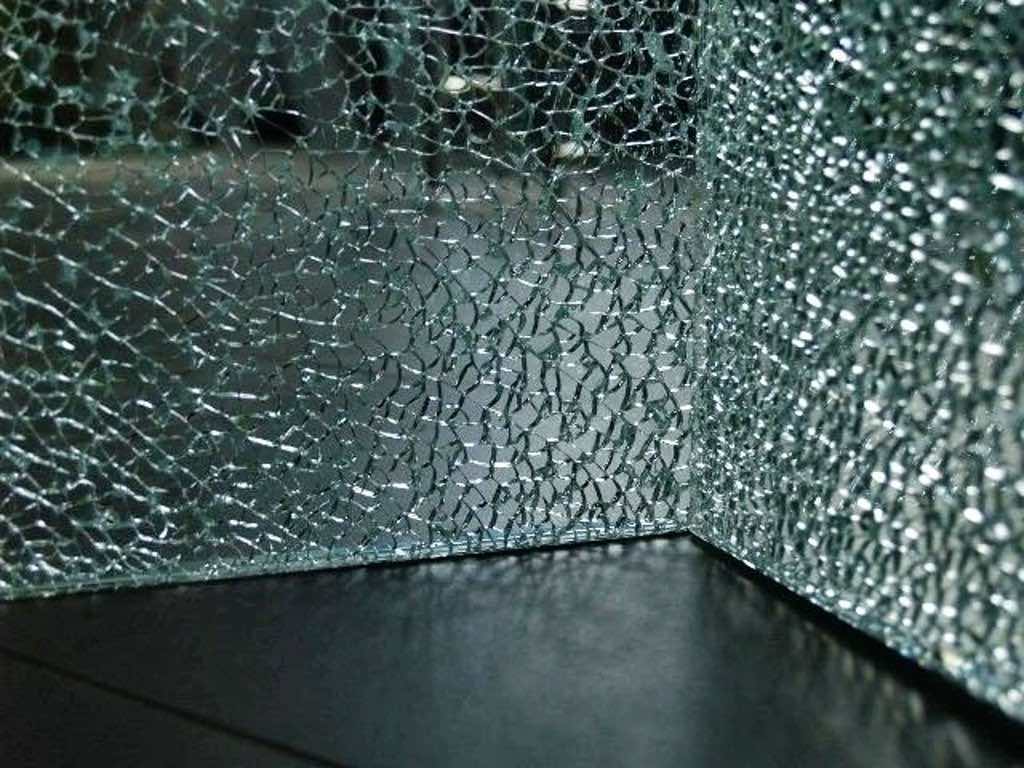 Разбитое закаленное стекло
