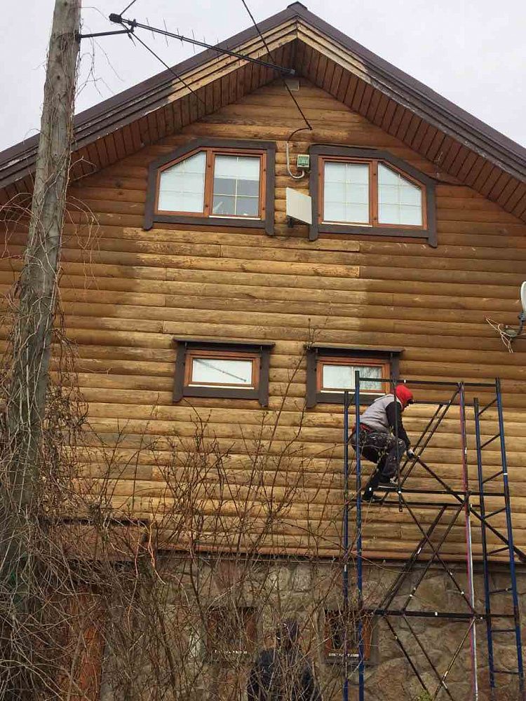 Покраска деревянного загородного дома