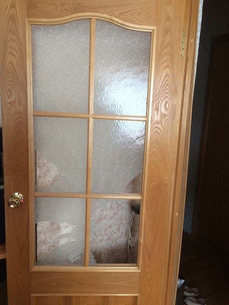 Замена разбитого стекла двери
