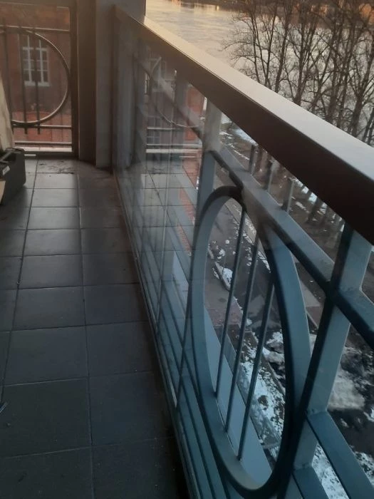 Установка стеклянного ограждения балкона