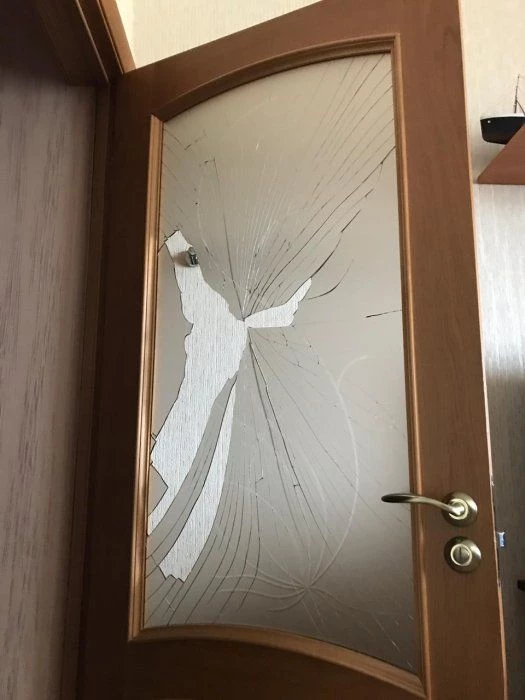 Замена разбитого стекла в межкомнатной двери
